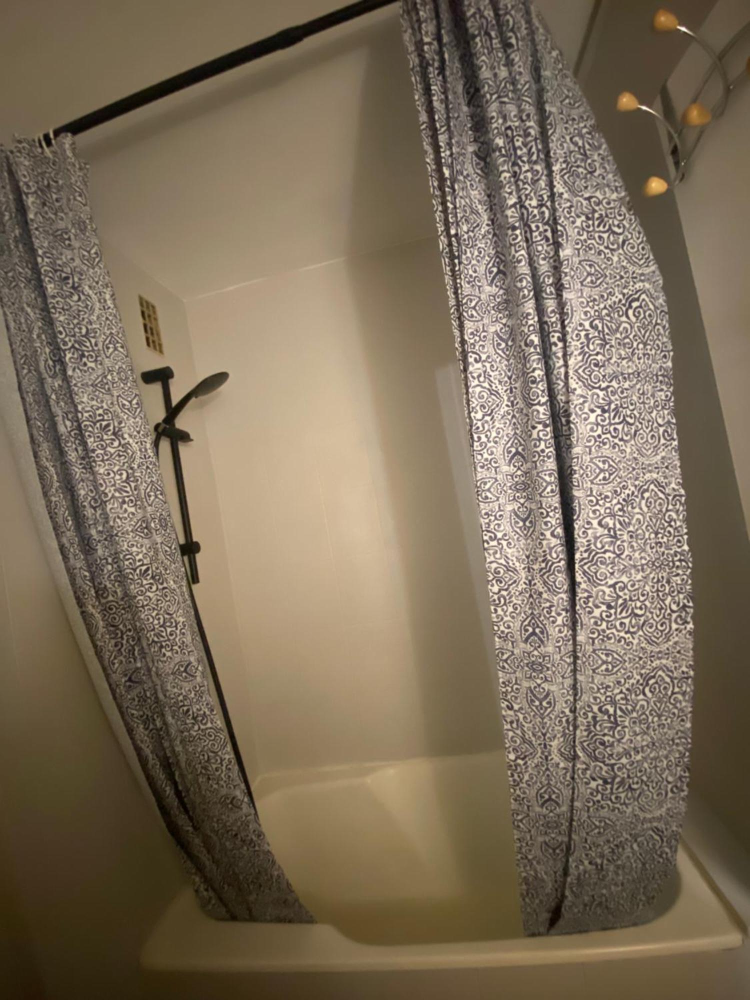 Bel Appartement Spacieux ,Convivial De 3 Chambres Avec Parking Prive Secure 캉 외부 사진
